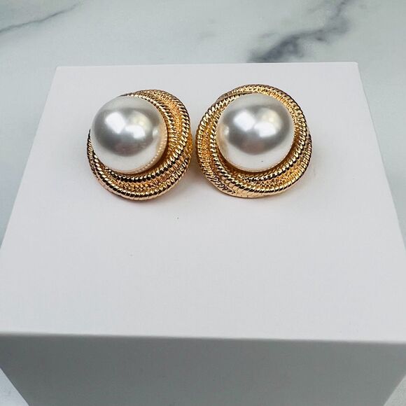 REVOLVE Heavenly Mayhem Gigi Earrings in Gold and Faux Center Pearl Post Back - Picture 2 of 6